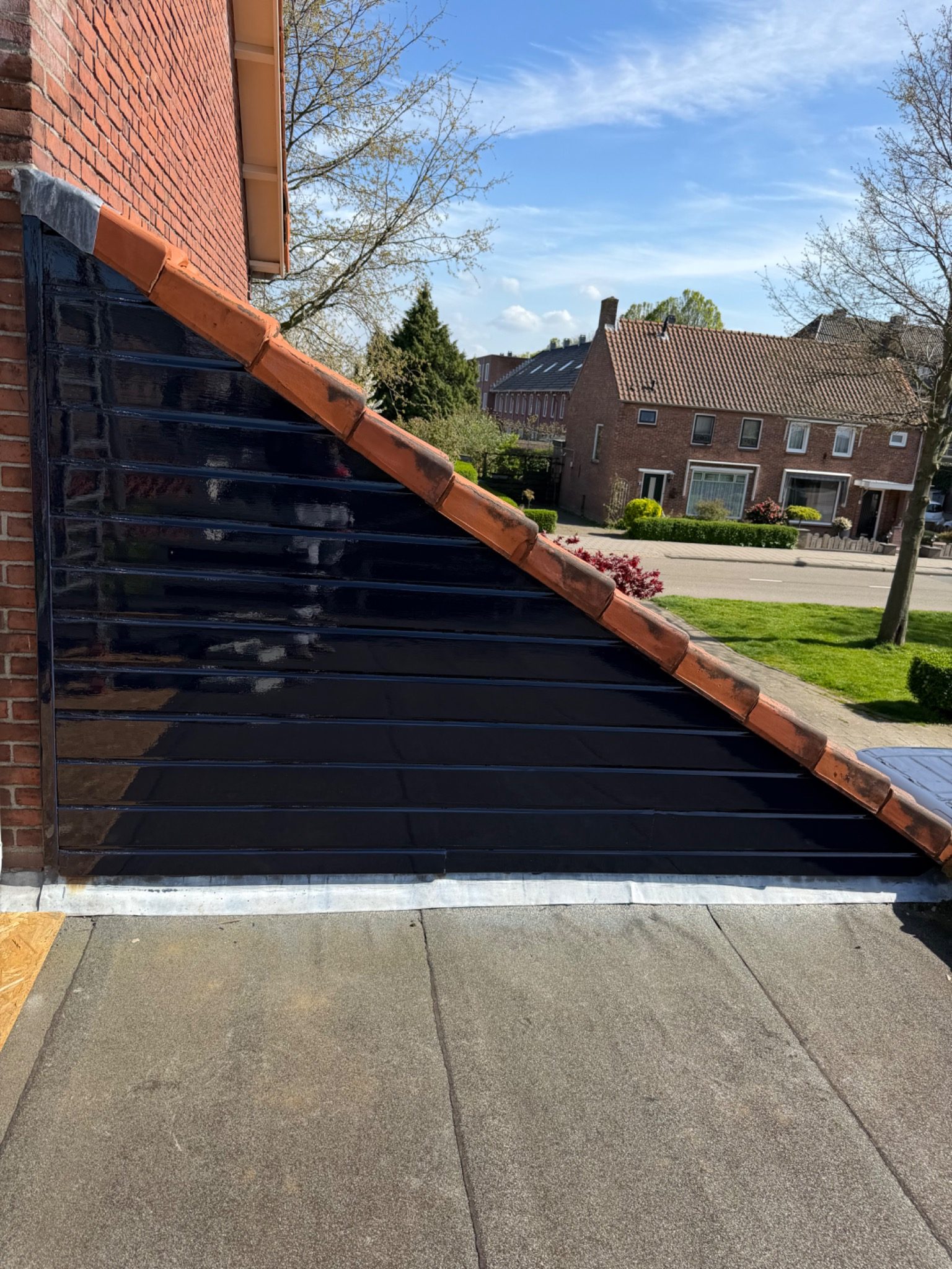 Schilderwerk aan woning met steiger